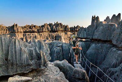 Via ferrata aux mileiux des roches à Madagascar