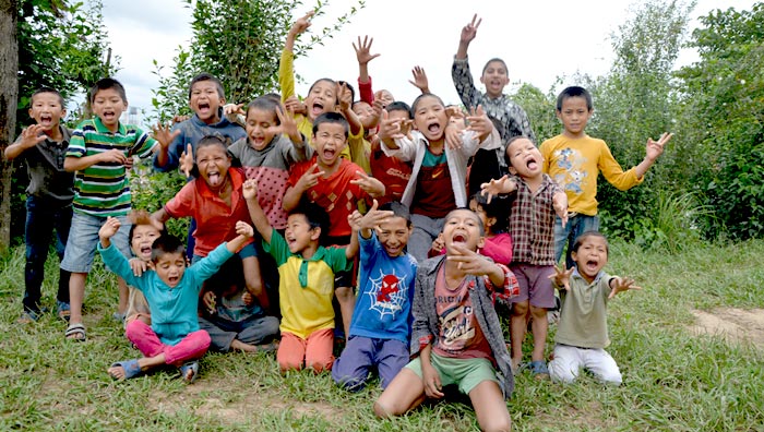 Joie débordante des enfants de l'ashram à Katmandou