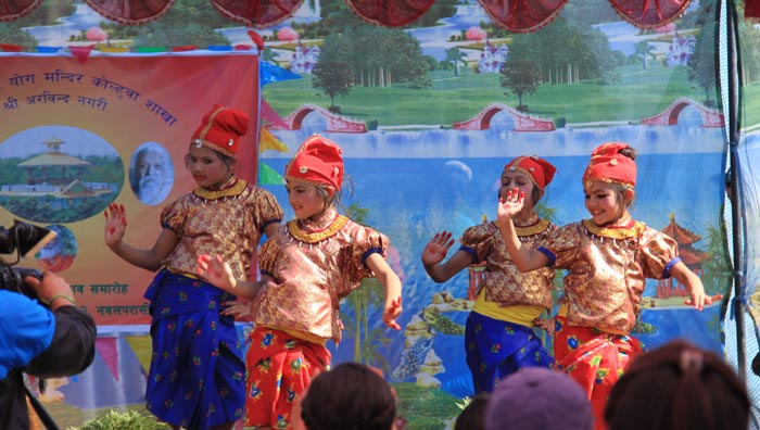 Spectacle de danse sacrée par les jeunes de l'ashram
